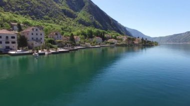 Körfezi Kotor, Karadağ'ın ljuta köyünde. Havadan fotoğraf w