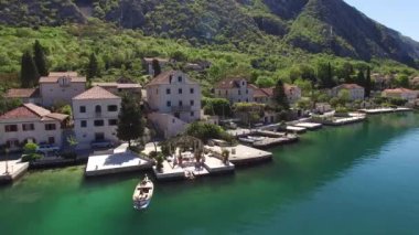 Körfezi Kotor, Karadağ'ın ljuta köyünde. Havadan fotoğraf w