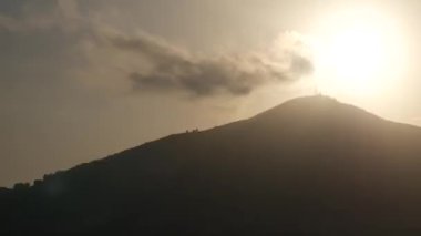 Karadağ'daki dağlarda günbatımı ışığı