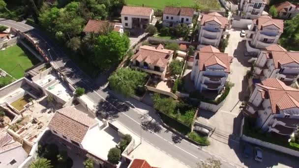 Ljuta village i fjärden av Kotor, i Montenegro. Flygfoto w — Stockvideo