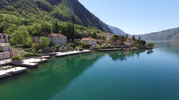 Ljuta dorf in der bucht von kotor, in montenegro. Luftbild w — Stockvideo