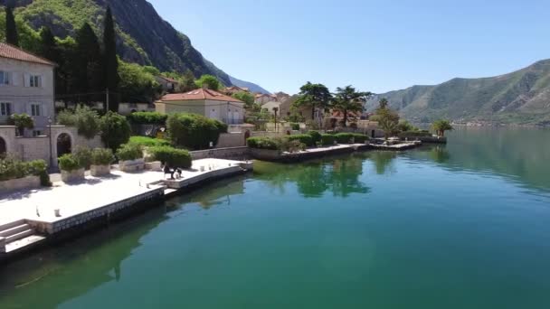 Ljuta dorp in de baai van Kotor, Montenegro. Luchtfoto w — Stockvideo