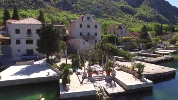 Körfezi Kotor, Karadağ'ın ljuta köyünde. Havadan fotoğraf w — Stok video