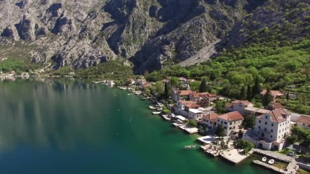 Villaggio di Ljuta nella baia di Kotor, in Montenegro. Foto aerea w — Video Stock