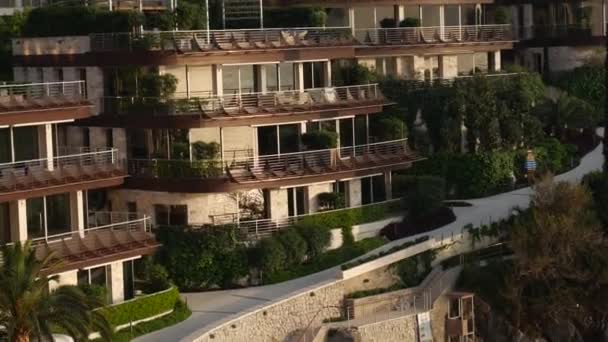 Complejo hotelero de lujo Dukley Gardens en Budva, Montenegro. Grande — Vídeo de stock