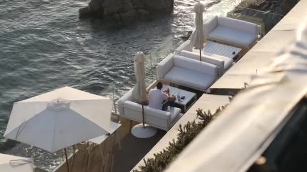 Cafe nära havet. Tabellen i restaurangen på stranden. Mån — Stockvideo