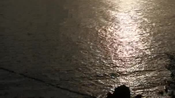 Słoneczny ścieżka zachód słońca na wodzie. Morze Adriatyckie, Czarnogóra. — Wideo stockowe