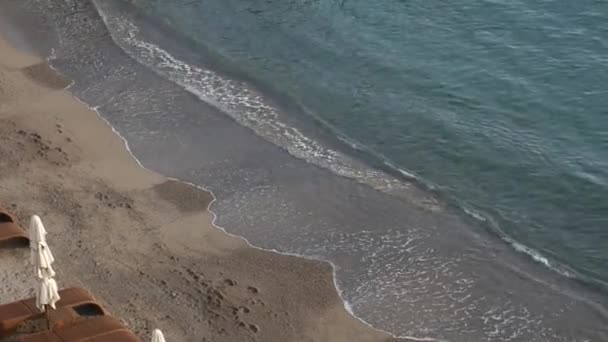 Camas de sol e guarda-sóis na praia. praias montenegrinas do — Vídeo de Stock