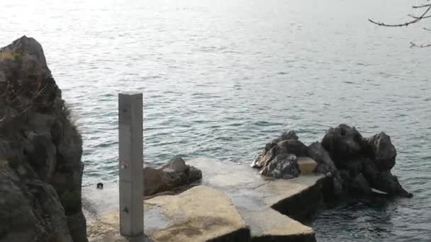 Muelle de hormigón en el mar. Son olas lavadas. — Vídeos de Stock