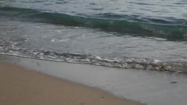 Sandy beach ve dalgalar, yakın çekim. Kum ve su doku. PICT