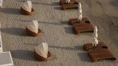 Şezlong ve şemsiyeleri sahilde. Karadağ plajları