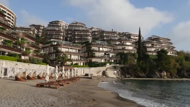 Leżaki i parasole na plaży. Plaż Czarnogóry — Wideo stockowe