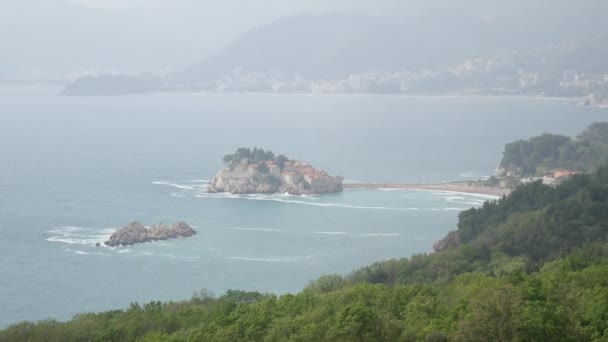 Isola di Sveti Stefan, vista dalla spiaggia di Crvena Glavica. Mont — Video Stock