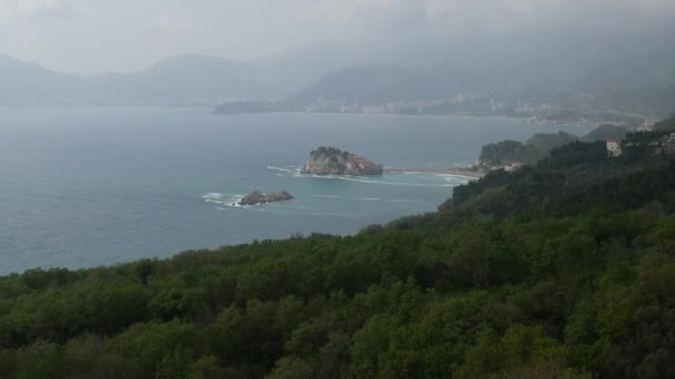 Isola di Sveti Stefan, vista dalla spiaggia di Crvena Glavica. Mont — Video Stock