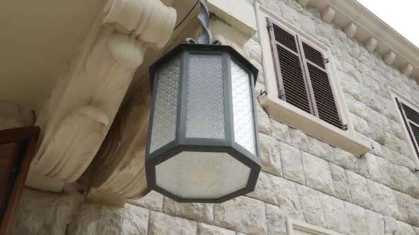 Lampe vintage sur le mur dans la rue . — Video