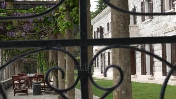 O restaurante na Villa Milocer, sob as árvores de wisteria, t — Vídeo de Stock