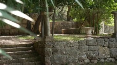 Antik Yunan sütunlar. Sveti Stefan yakın bölge Milocer Park