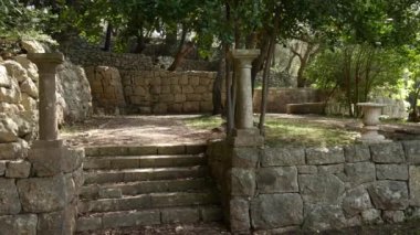 Antik Yunan sütunlar. Sveti Stefan yakın bölge Milocer Park