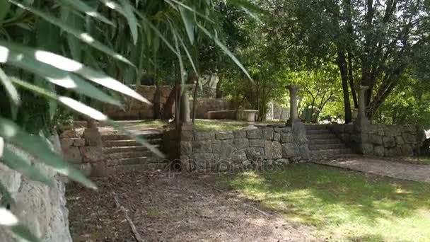 Columnas griegas antiguas. Territorio Milocer Park, cerca de Sveti Stefan — Vídeo de stock