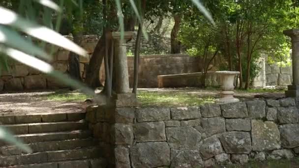 Starověké řecké sloupy. Území parku Milocer, Sveti Stefan — Stock video