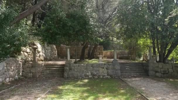 Starożytnych greckich kolumn. Terytorium Milocer Park, w pobliżu miejscowości Sveti Stefan — Wideo stockowe