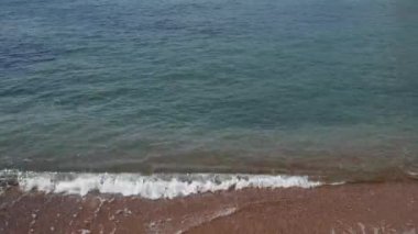 Sandy beach ve dalgalar, yakın çekim. Kum ve su doku. PICT