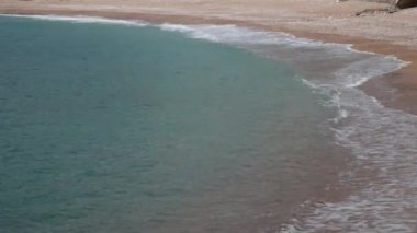 Sandy beach ve dalgalar, yakın çekim. Kum ve su doku. PICT