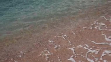 Sandy beach ve dalgalar, yakın çekim. Kum ve su doku. PICT