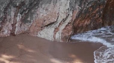 Sandy beach ve dalgalar, yakın çekim. Kum ve su doku. PICT