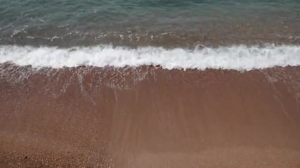 Spiaggia sabbiosa e onde, primo piano. Texture di sabbia e acqua. Pict — Video Stock