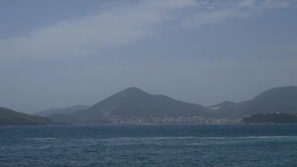 Budva Riviera en Montenegro. Montañas de costa marina — Vídeo de stock