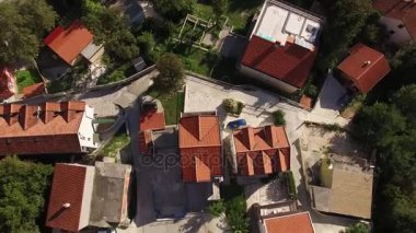 Villa denize yakın dağlarda. Karadağ, Koto Bay
