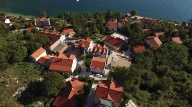 Villa denize yakın dağlarda. Karadağ, Koto Bay