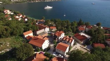 Villa denize yakın dağlarda. Karadağ, Koto Bay