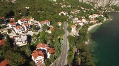 Villa denize yakın dağlarda. Karadağ, Koto Bay