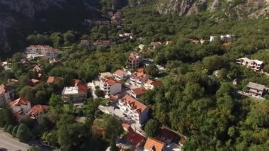 Villa denize yakın dağlarda. Karadağ, Koto Bay