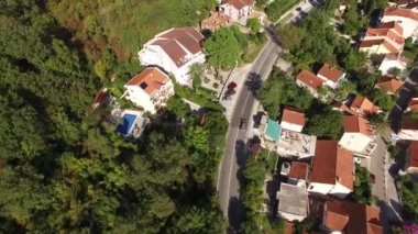 Villa denize yakın dağlarda. Karadağ, Koto Bay