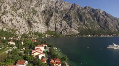 Villa denize yakın dağlarda. Karadağ, Koto Bay