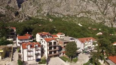 Villa denize yakın dağlarda. Karadağ, Koto Bay