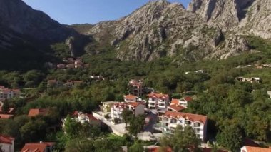 Villa denize yakın dağlarda. Karadağ, Koto Bay