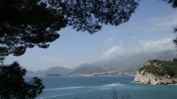 Roccia vicino alla spiaggia della Regina, vicino all'isola di Sveti Stefa — Video Stock