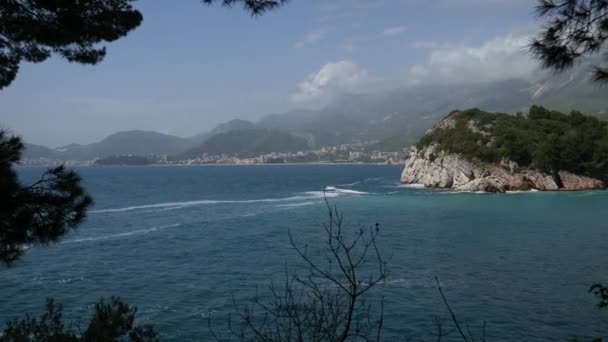 Roccia vicino alla spiaggia della Regina, vicino all'isola di Sveti Stefa — Video Stock