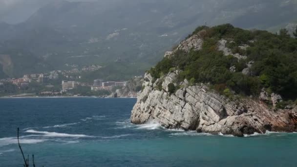 Roccia vicino alla spiaggia della Regina, vicino all'isola di Sveti Stefa — Video Stock