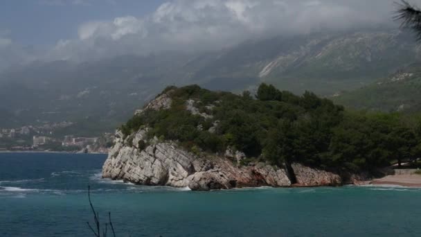 Roccia vicino alla spiaggia della Regina, vicino all'isola di Sveti Stefa — Video Stock