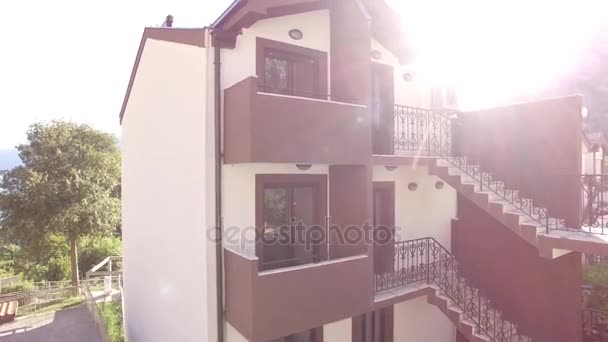 Villa i bergen. Montenegro, Kotorbukten. Skytte från — Stockvideo