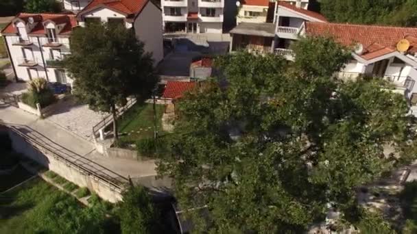 La villa en las montañas cerca del mar. Montenegro, Bahía de Koto — Vídeos de Stock