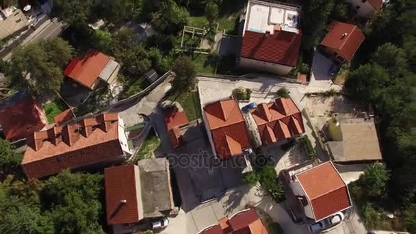 De villa in de bergen in de buurt van de zee. Montenegro, baai van Koto — Stockvideo