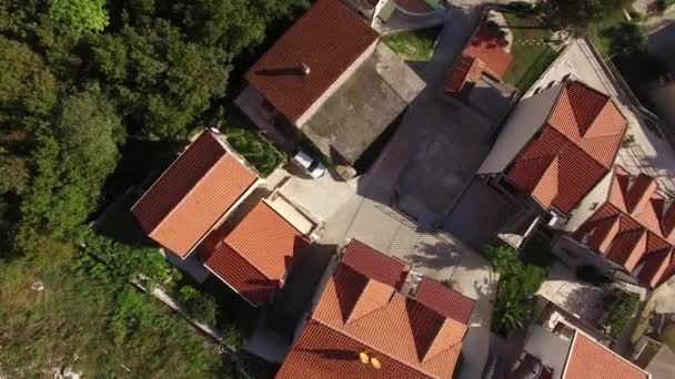 Vila di pegunungan dekat laut. Montenegro, Teluk Koto — Stok Video