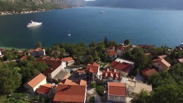 La villa en las montañas cerca del mar. Montenegro, Bahía de Koto — Vídeos de Stock