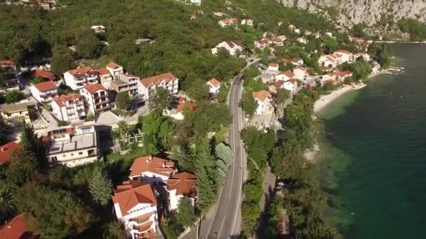 Villa i bergen nära havet. Montenegro, Bay av Koto — Stockvideo